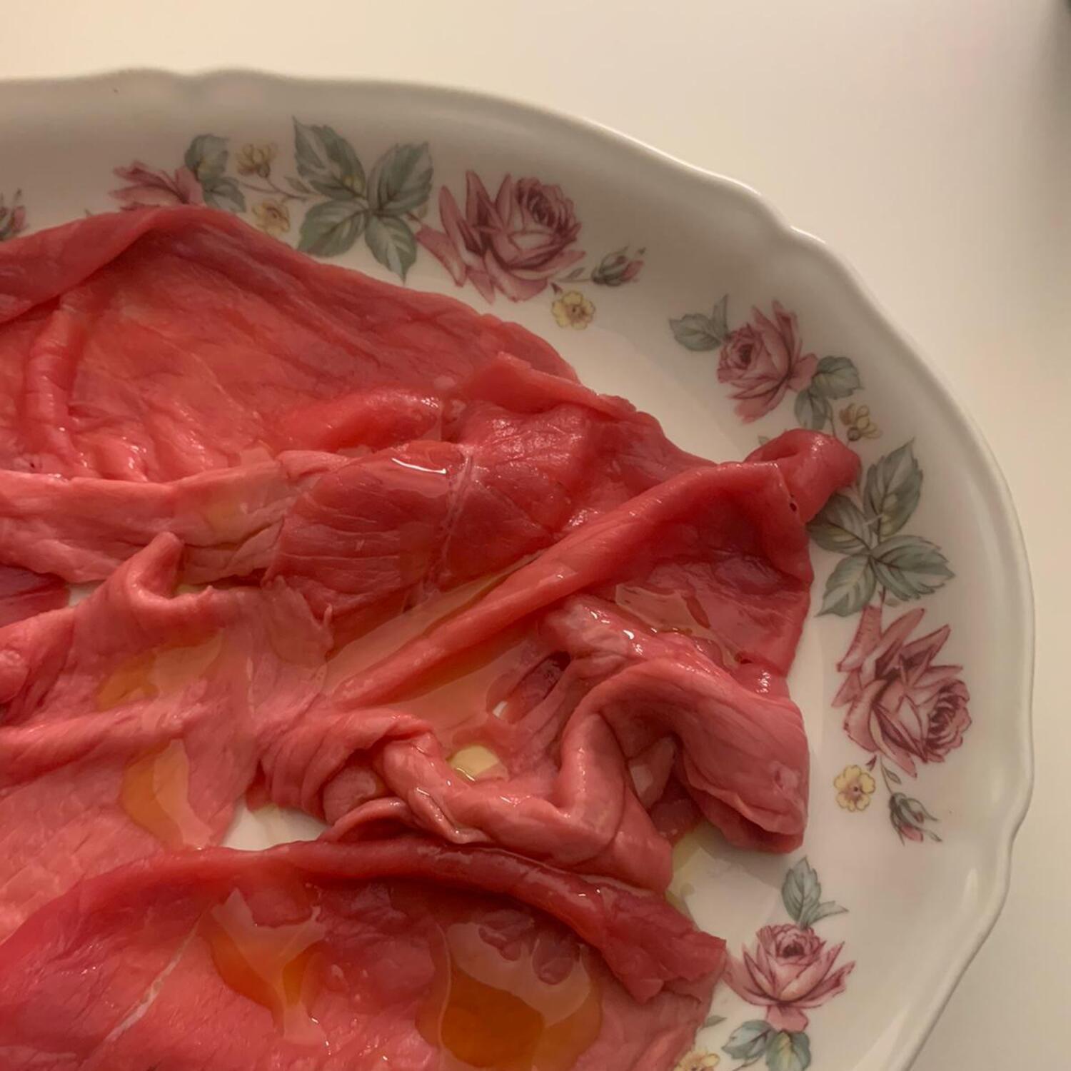 Carne cruda con olio aromatizzato limone e arancia